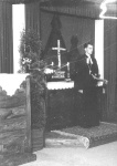 Mācītājs Alberts Ozols Vircburgas ziemeļu nometnes baznīcā