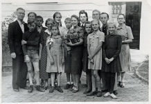 Pamatskolas klase ar skolotājiem un skolotājām.