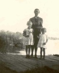 Māte ar divām meitiņām.