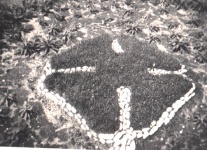 Valkas mazpulka nozīmes veidojums ar zāli un akmentiņiem