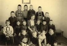 Pamātskolas pirmā klase, Hochfeldas DP nometnē
