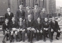 Jāņa Cimzes tautskolas 1947. gada absolventi – zēn