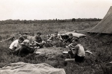 Pūču kops ietur maltīti Pinnebergas nometnē