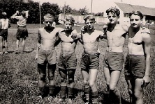 Zēni no futbola komandas Eichfeldas nometnē