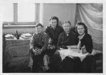 Šeibeļu ģimene savā istabas stūrītī Vircburgas ziemeļu nometnē