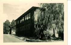 Icehē DP nometnes pamatskolas un ģimnāzijas skolu ēka