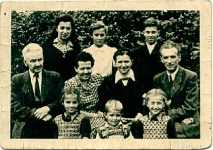 Visa Freidenfeldu ģimene pirms šķiršanās no vecvecākiem