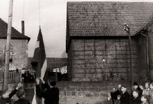 Karogu uzvilkšana Hilligsfeldas nometnē