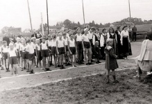 Eichfeldas nometnes skolas bērni sporta sacīkstēs