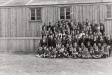 Skolēni Filzekas nometnes skolas priekšā