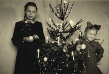 Astra un Māra pie Ziemassvētku eglītes