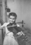 Meitene spēlē vijoli.