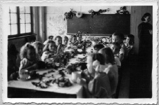 Bērni pie svētku galda