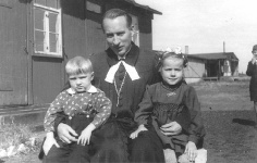 Mācītājs Edgars Lange ar bērniem