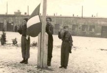 Latvijas karogu sveicot.
