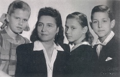 Elza Mekšs ar bērniem