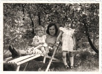 Alma Alužāne ar meitām saules krēslā