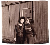 Vera Michaļčuka un Sarma Veidis ārpus Heiligen Geist barakas.