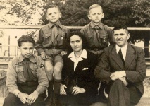 Olimpiāde un Jānis Vītoliņi ar dēliem Kaseles DP nometnē.