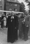 Archibīskaps T. Grīnbergs pie Toma baznīcas Lībekā