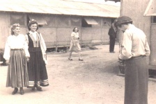 Tautu meitas pie Mercfeldas DP nometnes barakām