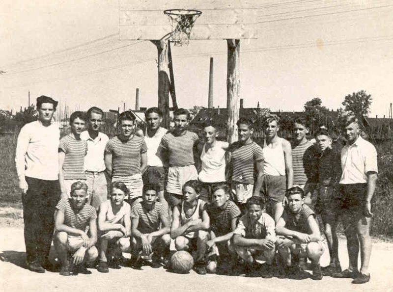 Basketbola sacensības Kaseles DP nometnē.