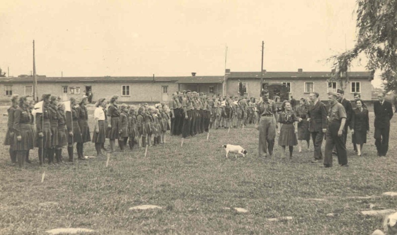 UNRRAs pārstāvji apmeklē Kaseles nometni.