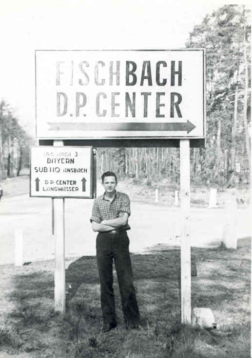 Ervīns Miezītis pie Fišbahas nometnes zīmes