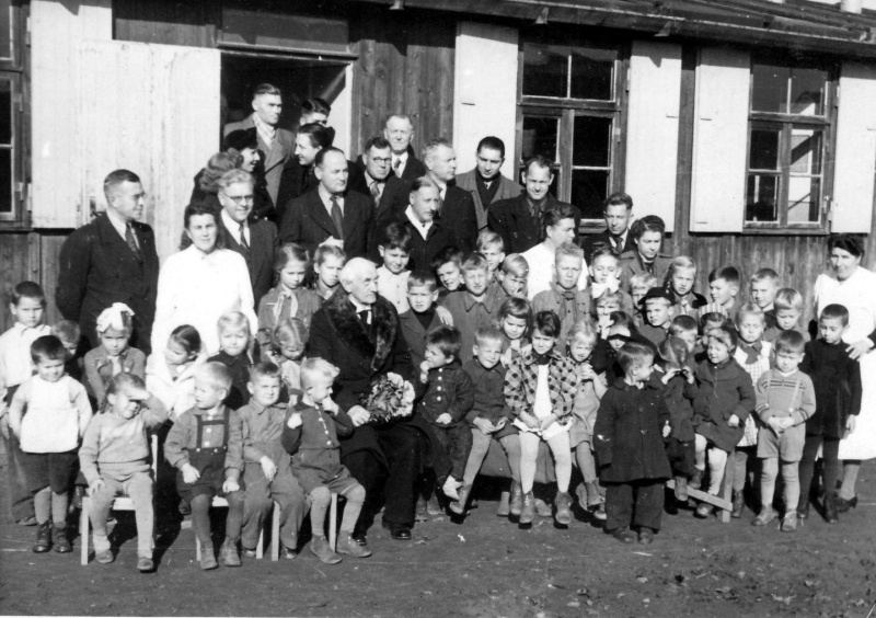 Bērni un pieaugušie ar archibīskapu Grīnbergu.