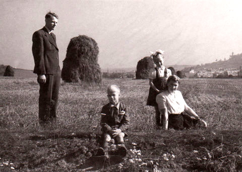 Ģimene lauku pļavā