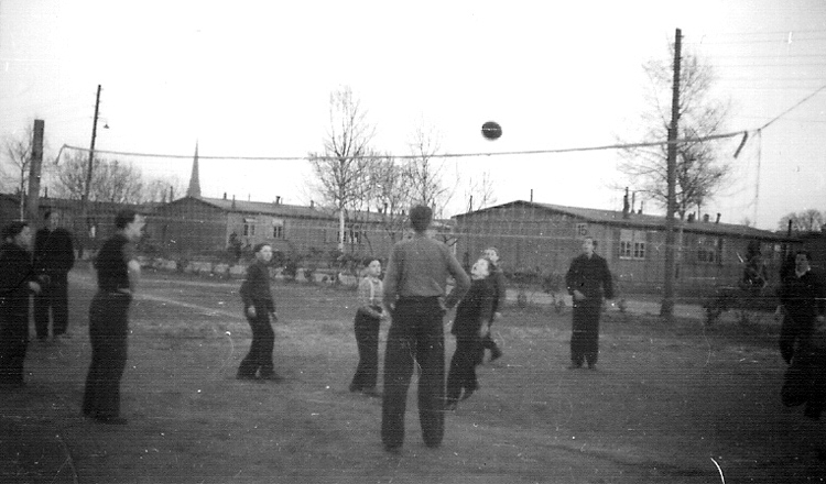 Volejbola spēle Ohmstedes nometnē