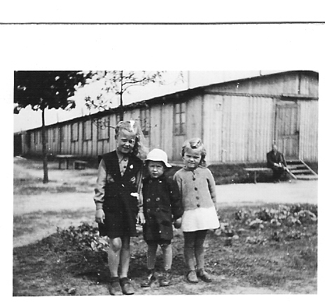 Tris meitenes Valkas nometnē