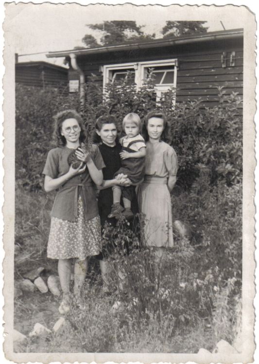 Bencona kundze ar meitām un Mairiņa